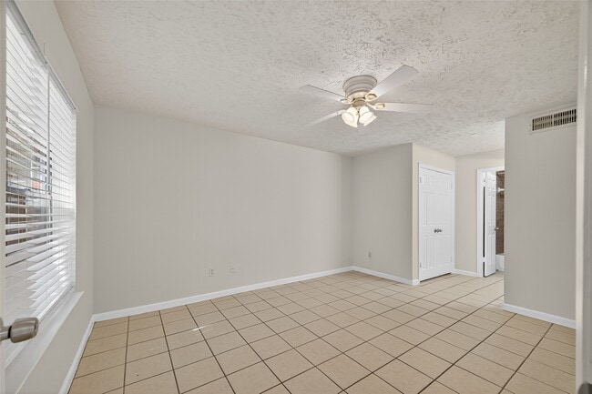 Building Photo - 10555 Turtlewood Ct