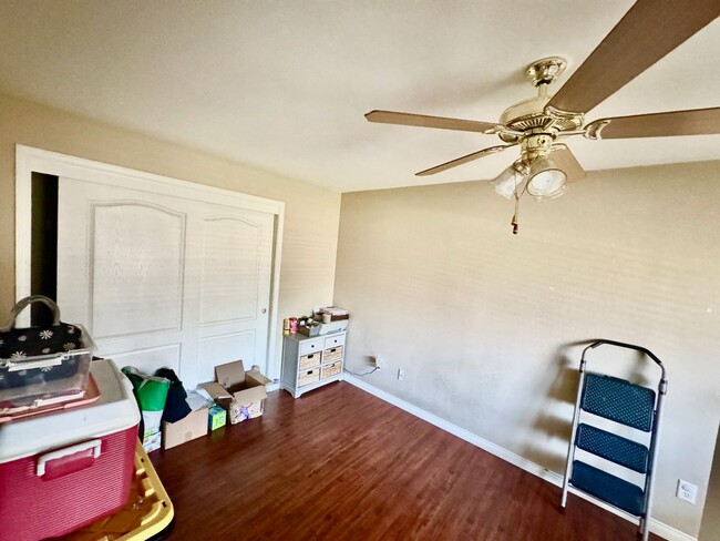 Building Photo - Beautiful single-family home with 6 Bedroo...