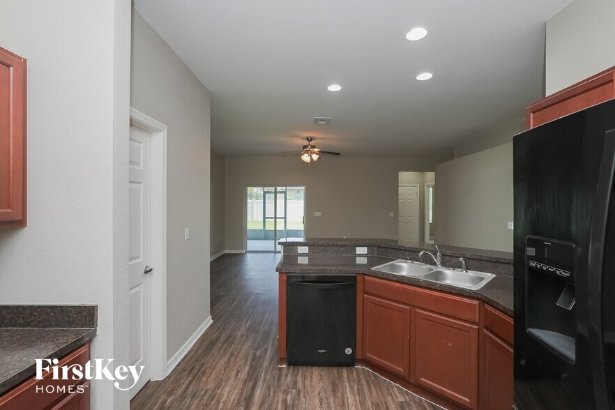 Building Photo - 1970 Country Manor St