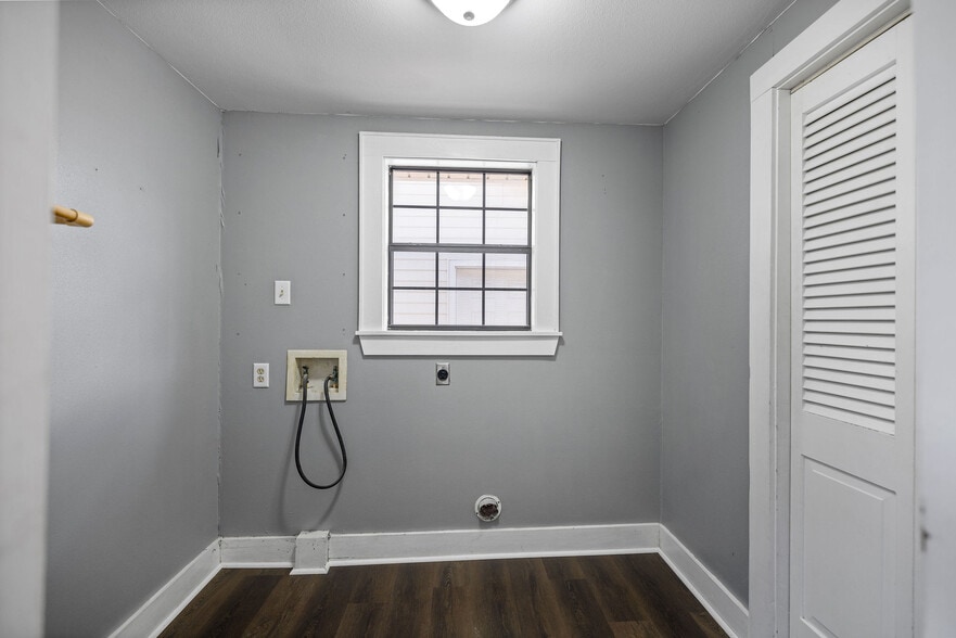 Building Photo - 160 N 7th St