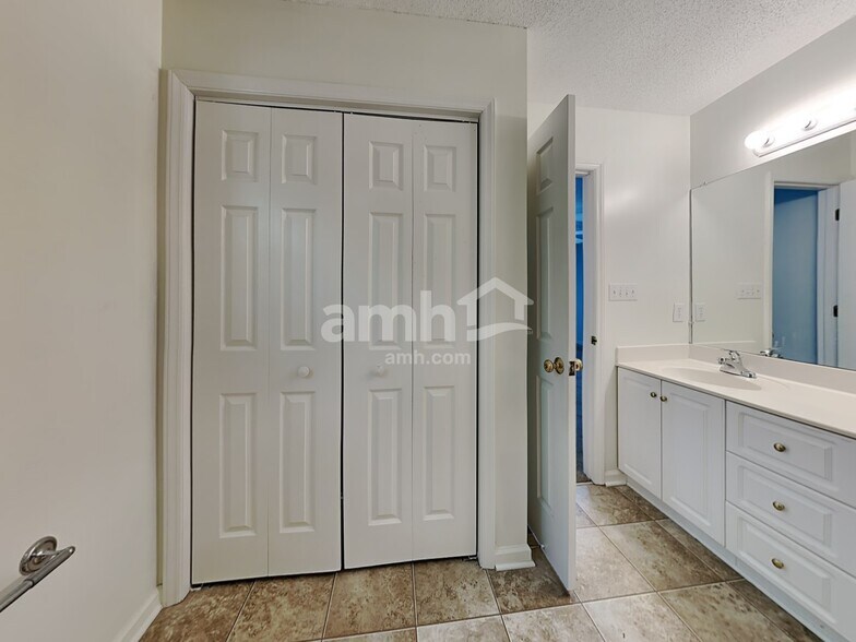 Building Photo - 1703 Hunterwoods Dr