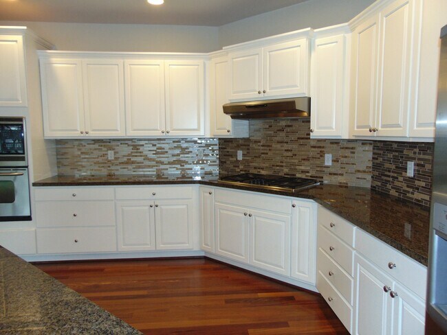 Building Photo - 4+ Bedroom/2.5 Bath Luxury Kirkland Home.  Spacious Home, Rose Hill Area!  A Must See!