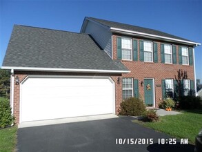 Building Photo - 4 Bedroom 2.5 Bath House with 2 Car Garage