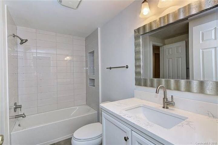 Bathroom - 405 W 7th St