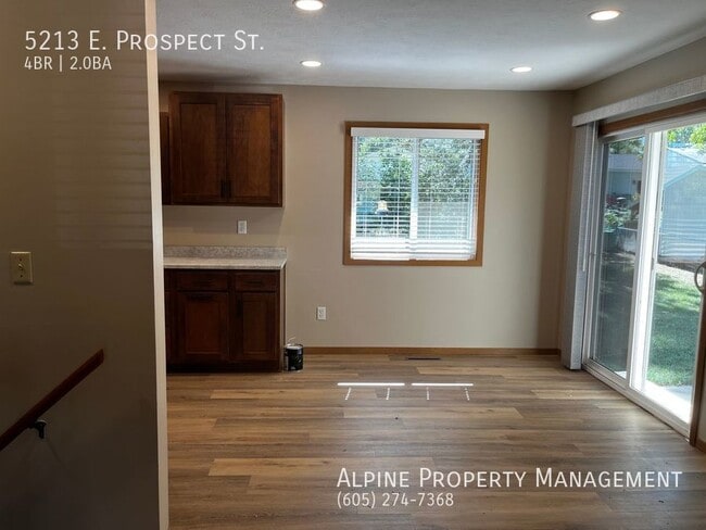 Building Photo - Newly Renovated 4 Bed/2 Bath East Side Ran...