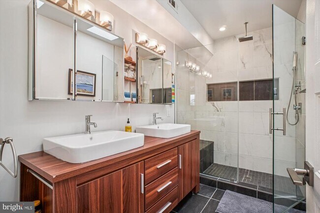 Building Photo - 455 Luray Pl NW