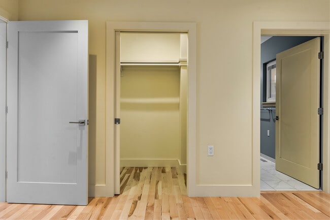 Building Photo - 1 Shoreline Dr