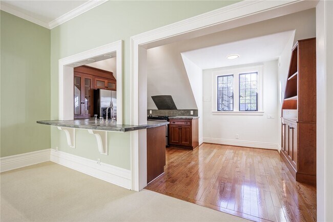 Building Photo - 901 East Ave