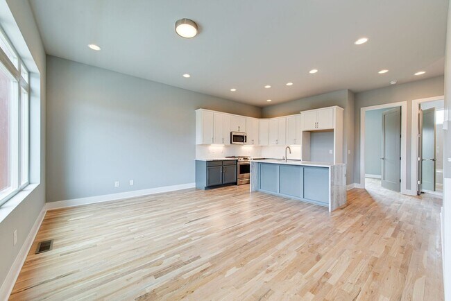 Building Photo - Youngs Lane Luxury Townhome