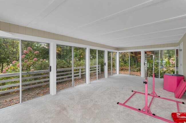 Building Photo - 29 Mirror Lake Dr