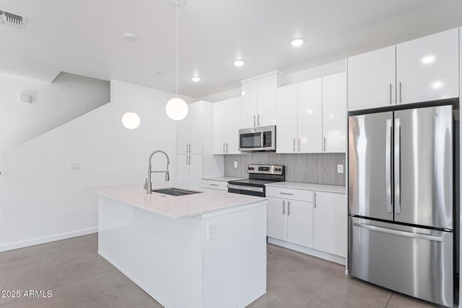 Building Photo - 225 N Pleasant Dr