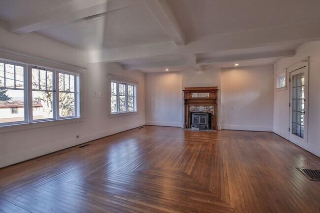 Building Photo - Gorgeous Vintage Home in Downtown Langley with Detached Guest Studio!!