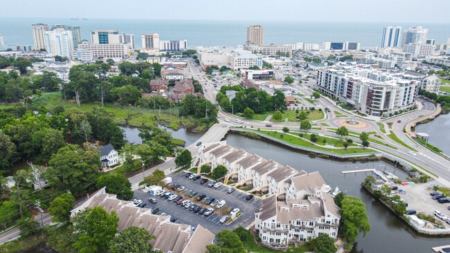 Building Photo - 100 Pinewood Rd