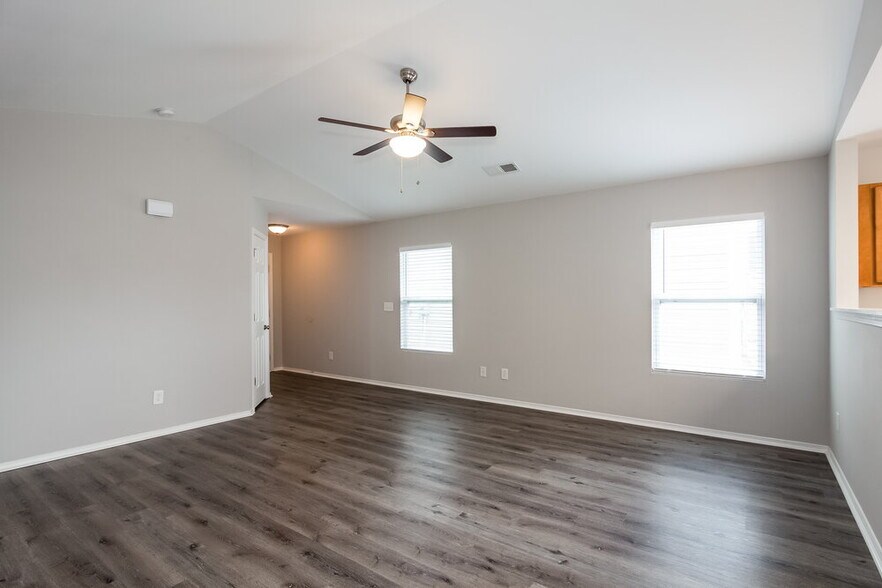 Building Photo - 2434 Buckleigh Dr