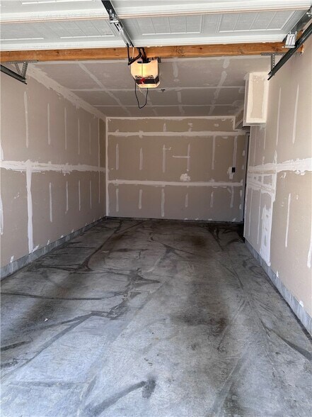 Building Photo - 16 Old Pond Rd