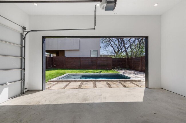 Building Photo - 2411 Winsted Ln