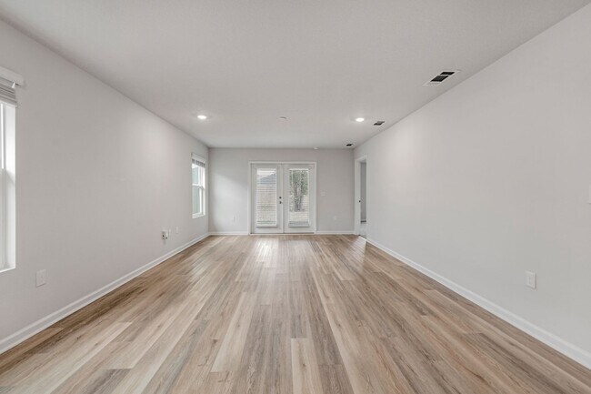 Building Photo - Beautiful 3BR Home with Privacy-Fenced Backyard in The Woodlands