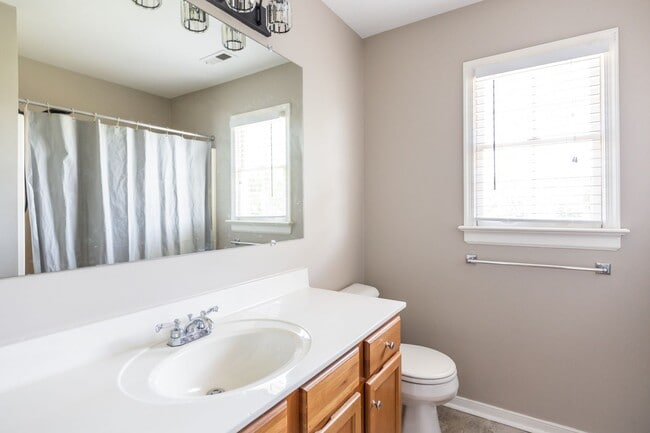 Building Photo - Large 4 Bedroom, 2.5 Bathroom Home in Mech...