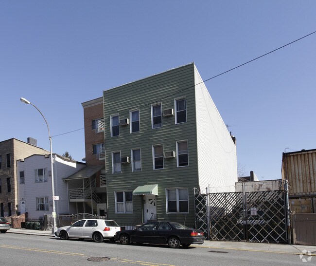 Primary Photo - 872 Lorimer St