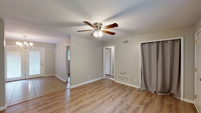 Building Photo - Precious updated 3 bed/1bath located in Oakleigh Heights