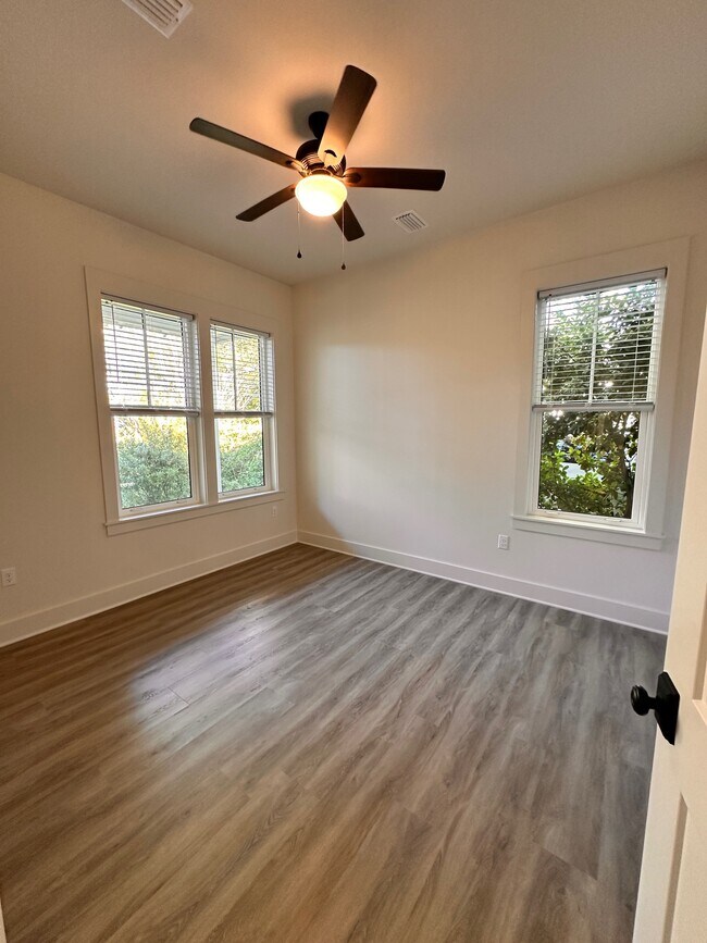 Building Photo - 220 Greenbriar Ln