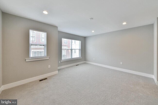 Building Photo - 328 Walnut St