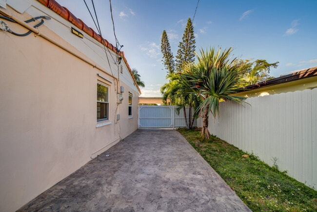 Building Photo - 917 NE 164th St