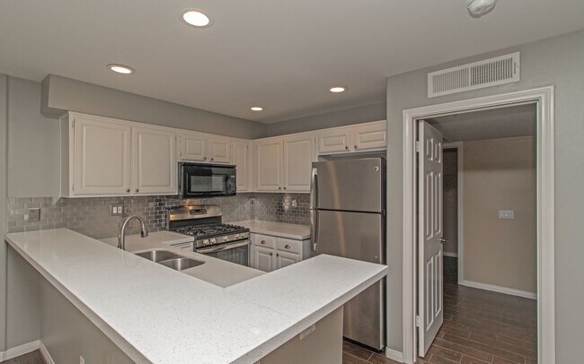 Building Photo - Welcome to this charming 1-bedroom, 1-bathroom home located in the desirable Carlsbad, CA