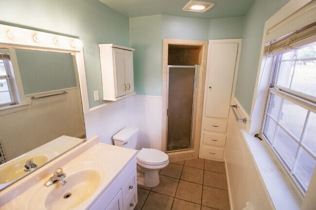 Building Photo - Spacious 3-bedroom home!
