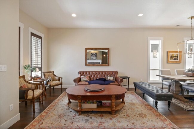 Building Photo - 4 Bed / 3.5 Bath | Crocker Village Brownst...