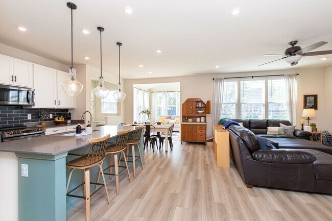 Building Photo - 6787 Oakcrest Dr