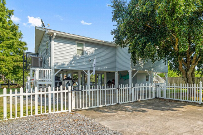 Building Photo - 806 Deer Dr