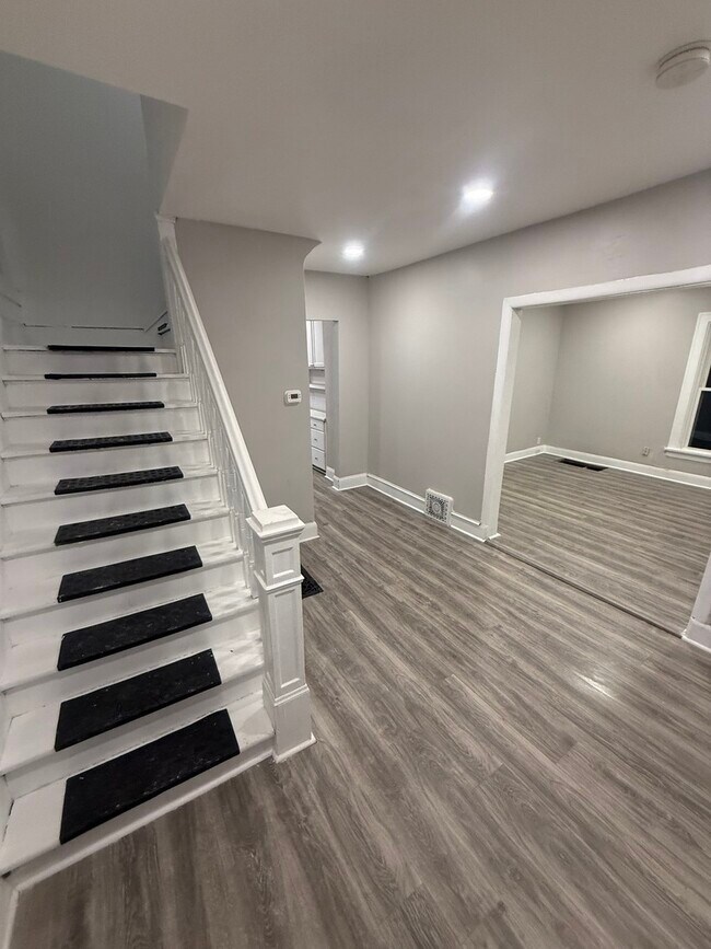 Building Photo - 746 N Schuyler Ave