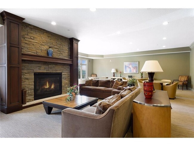 Building Photo - 555 Oak Ridge Pl