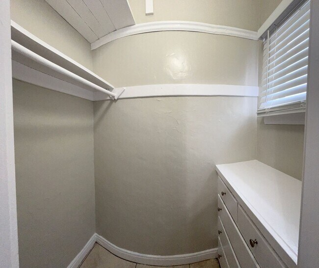Building Photo - LARGE UPSTAIRS 2 BEDROOM 1 BATH, BUILDING ...