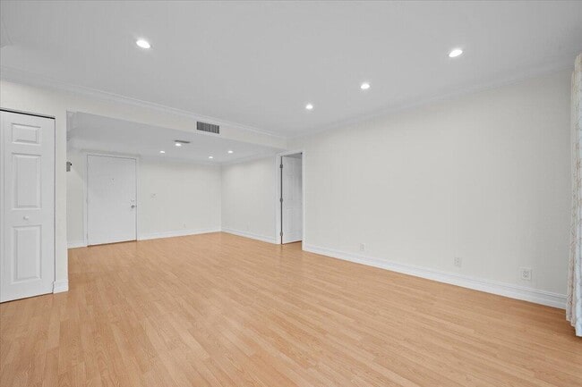 Building Photo - 190 Lake Evelyn Dr