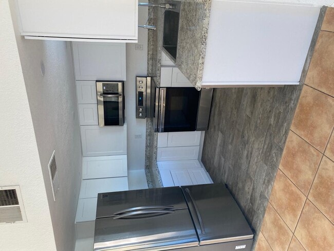 Building Photo - 552 E Lamarcia Dr