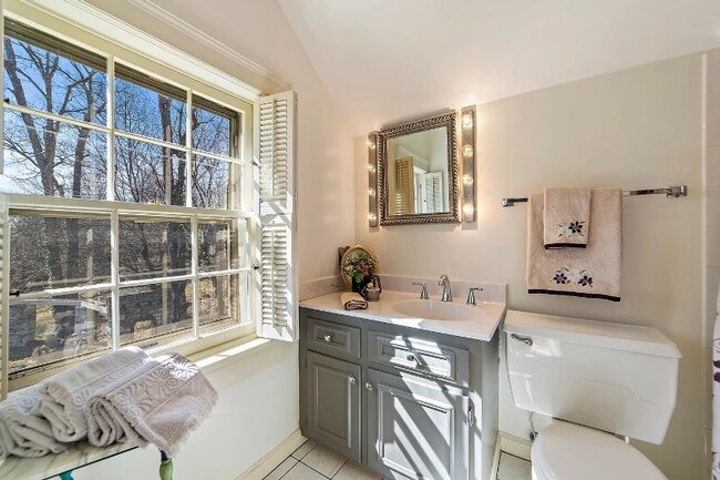 Building Photo - 385 Sherwood Ave