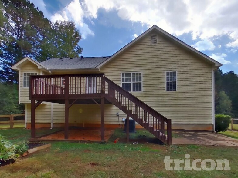 Building Photo - 228 S Red Oak Way
