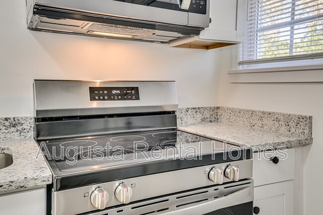 Building Photo - 2019 Roosevelt Dr