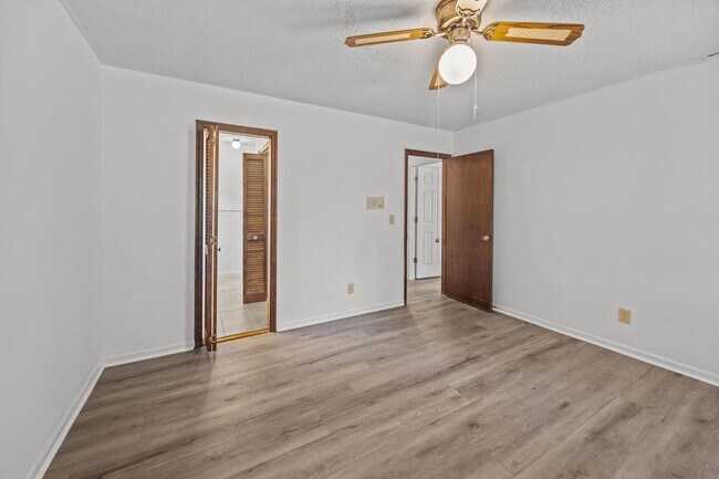 Building Photo - Charming Rental in Central Location
