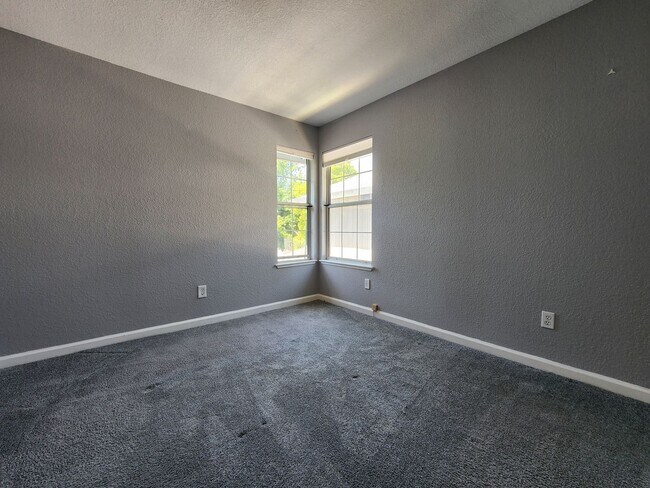 Building Photo - Spacious 4 Bed / 3 Bath Windsor Home