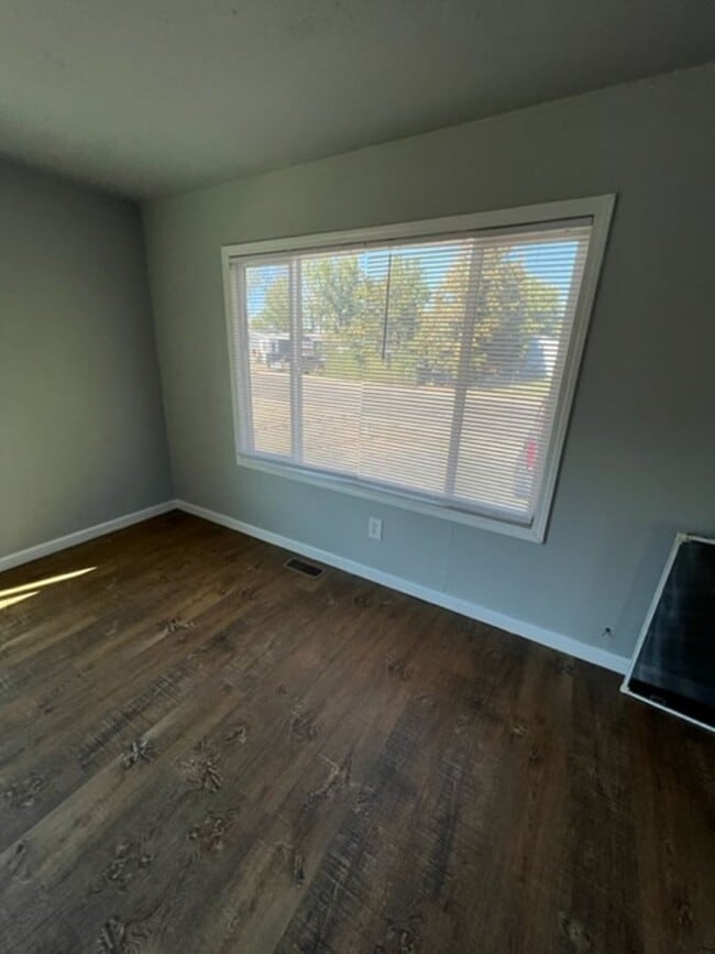 Building Photo - Large 3 Bedroom 2 Bath with Fenced Yard