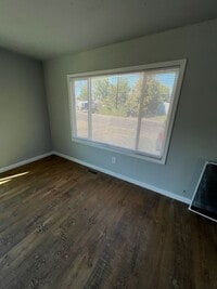 Building Photo - Large 3 Bedroom 2 Bath with Fenced Yard