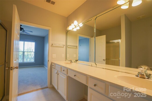 Building Photo - 14746 Via Sorrento Dr