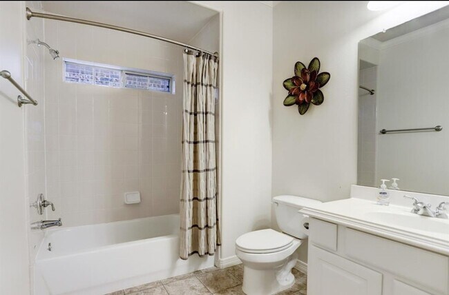 Building Photo - 1506 Shady Villa Fern