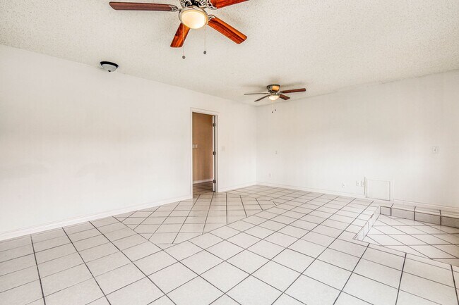 Building Photo - 3 Bed 2 bathrooms house 79936