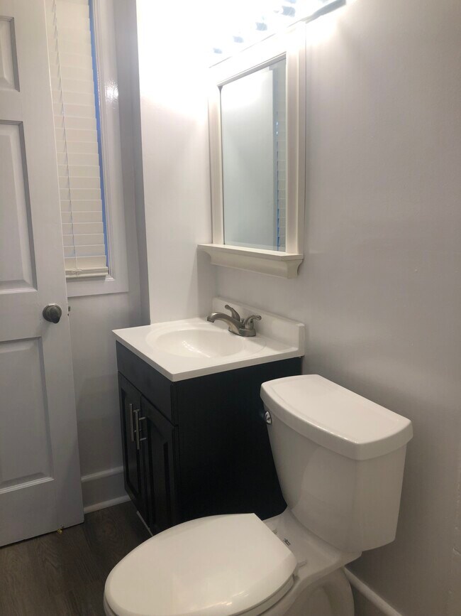 Building Photo - 482 Stella St