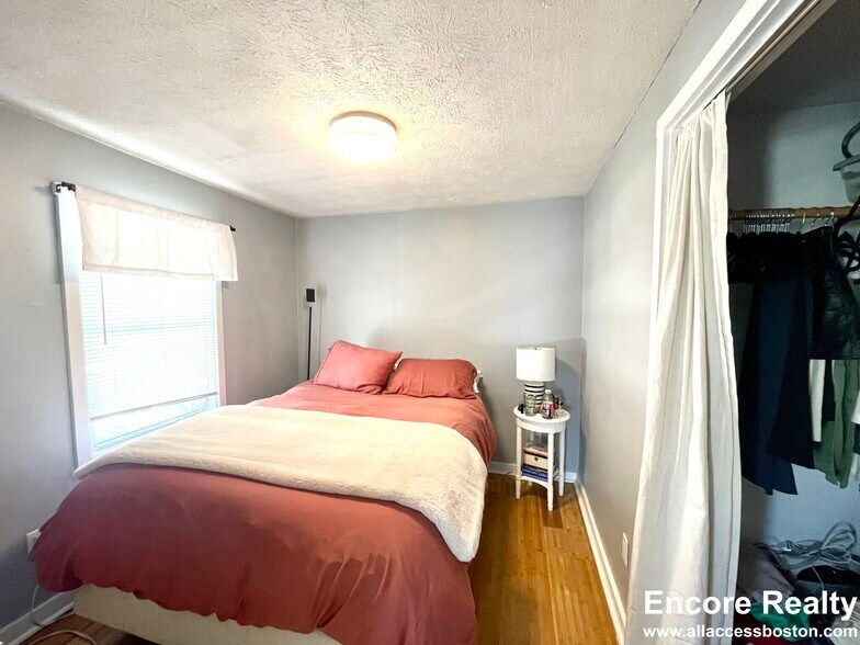 Building Photo - 523 E 3rd St