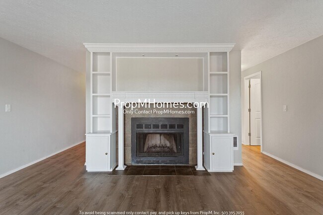 Building Photo - Beautiful Condo Living in the Heart of Tua...